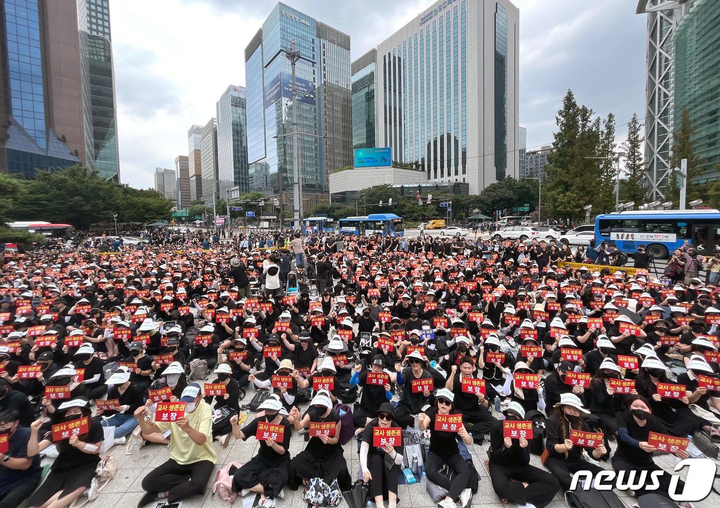 지난해 7월 서울 종로구 보신각 앞에서 전국교사모임 주최로 열린 서초 서이초 교사 추모식 및 교사생존권을 위한 집회에서 참가자들이 교사 처우 개선 등을 촉구하고 있다. 2023.7.22/뉴스1 ⓒ News1 구윤성 기자