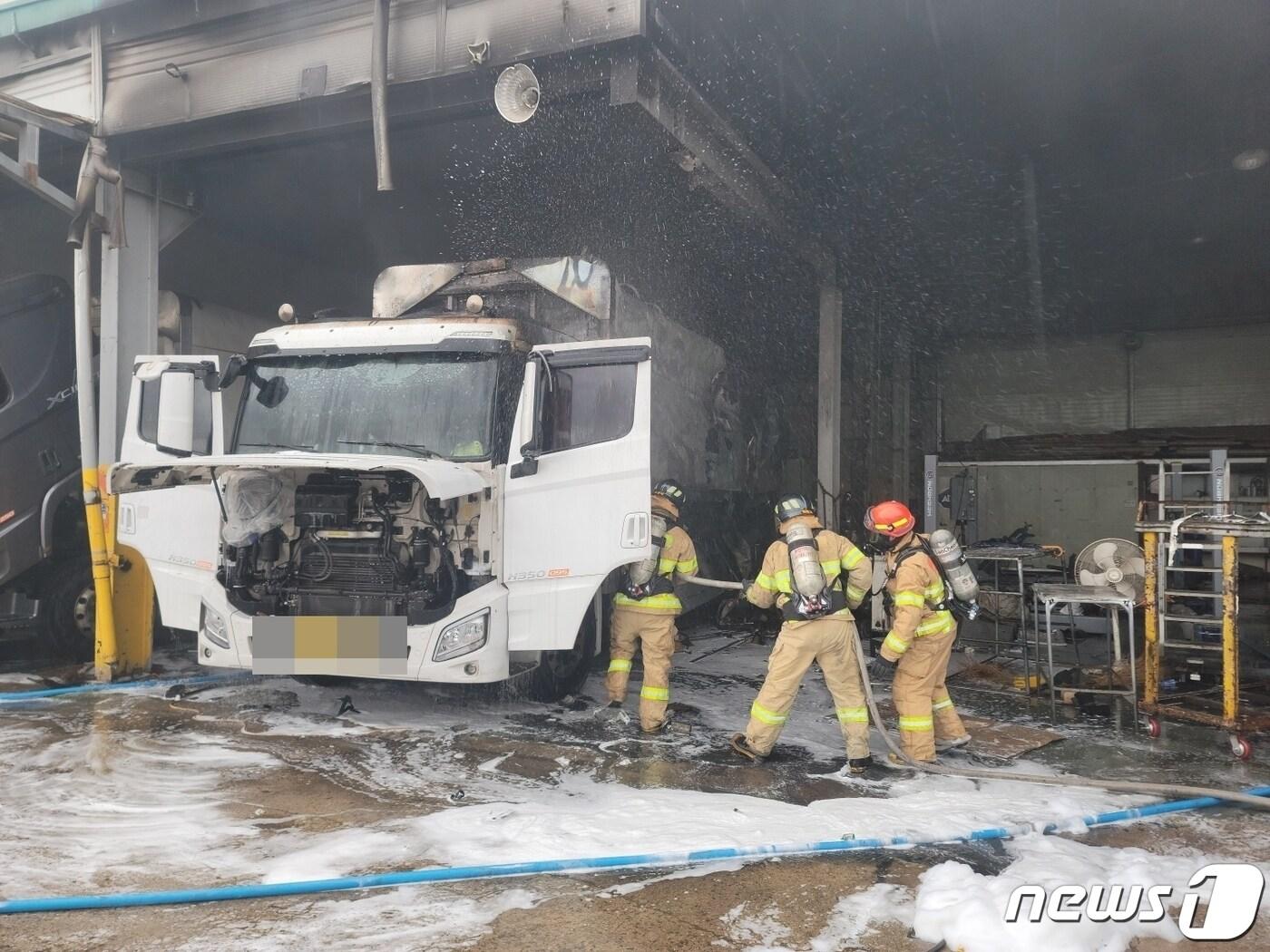 22일 오후 2시30분께 전북 전주시 팔복동의 한 자동차공업사에서 불이 났다.&#40;전북소방본부 제공&#41;2023.7.22/뉴스1