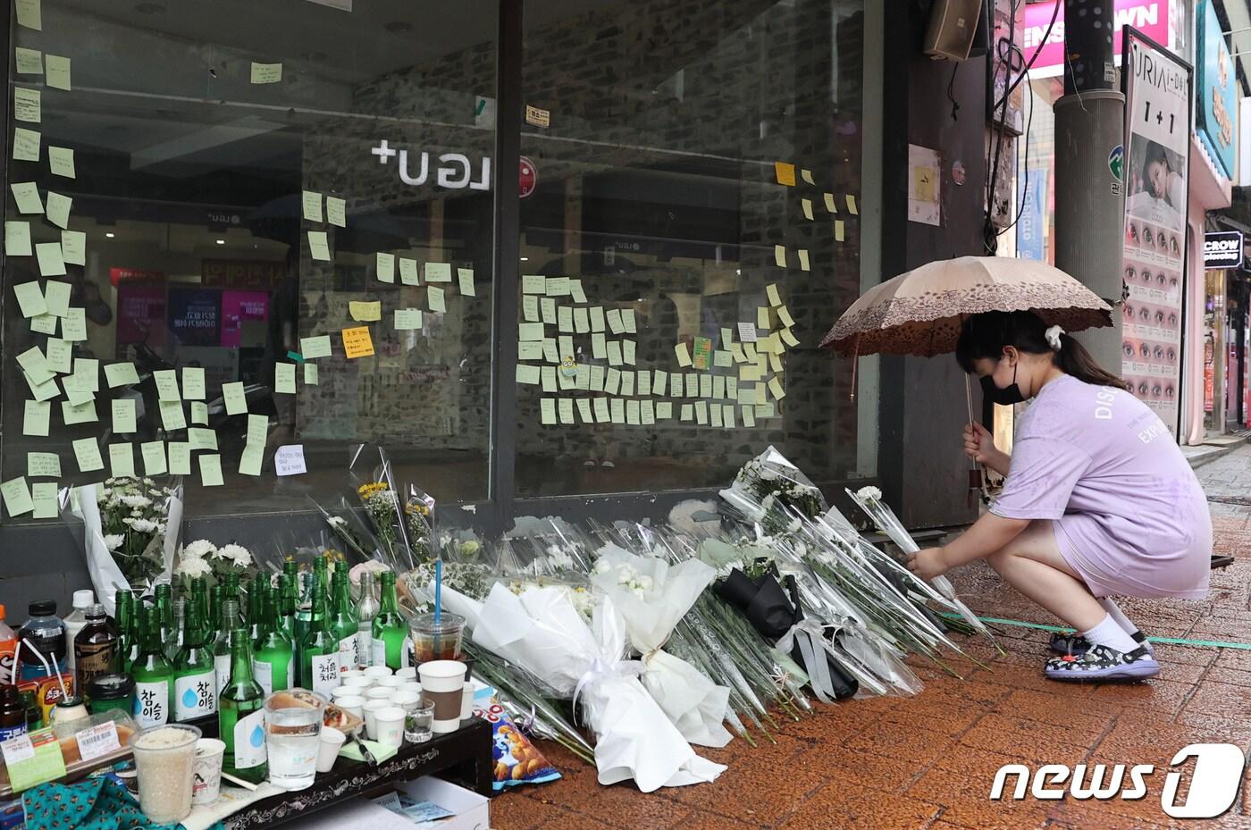 서울 관악구 신림동 &#39;묻지마 흉기 난동&#39; 사건 현장에서 한 어린이가 이번 사건으로 희생 당한 피해자를 추모하며 헌화하고 있다. /뉴스1 