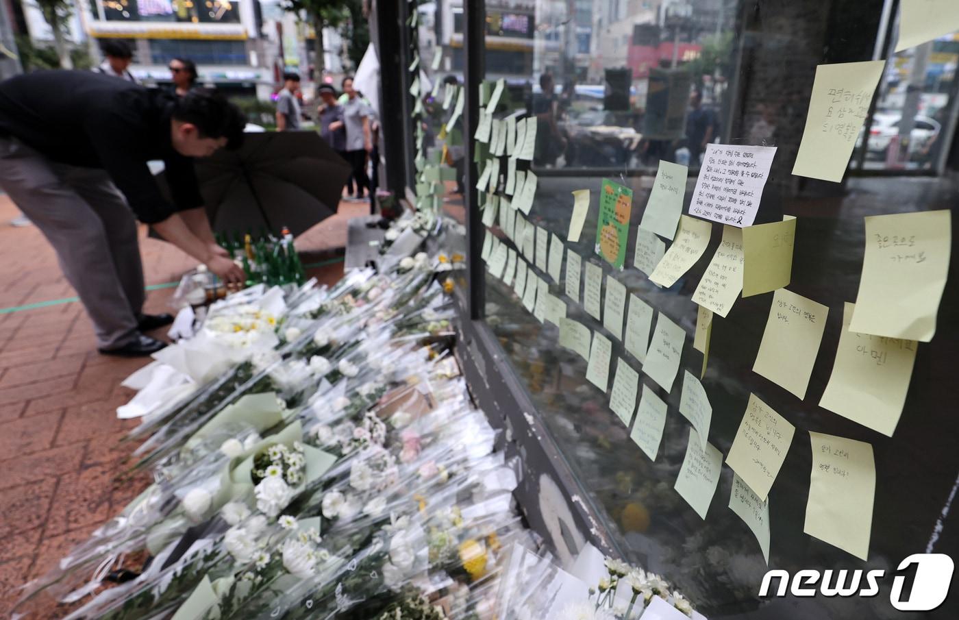 22일 오후 서울 관악구 신림동 &#39;묻지마 흉기 난동&#39; 사건 현장에서 한 시민이 이번 사건으로 희생 당한 피해자를 추모하며 술을 올리고 있다. 2023.7.22/뉴스1 ⓒ News1 구윤성 기자