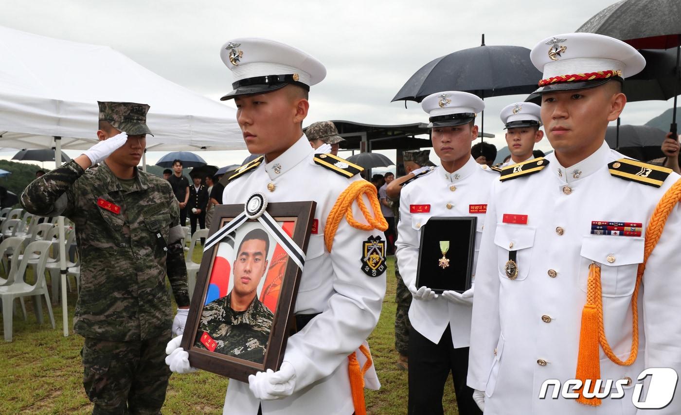 고&#40;故&#41; 채수근 해병대 1사단 포병대대 상병의 안장식이 22일 오후 대전 유성구 국립대전현충원 장병 4묘역에서 거행되고 있다. 2023.7.22/뉴스1 ⓒ News1 김기태 기자