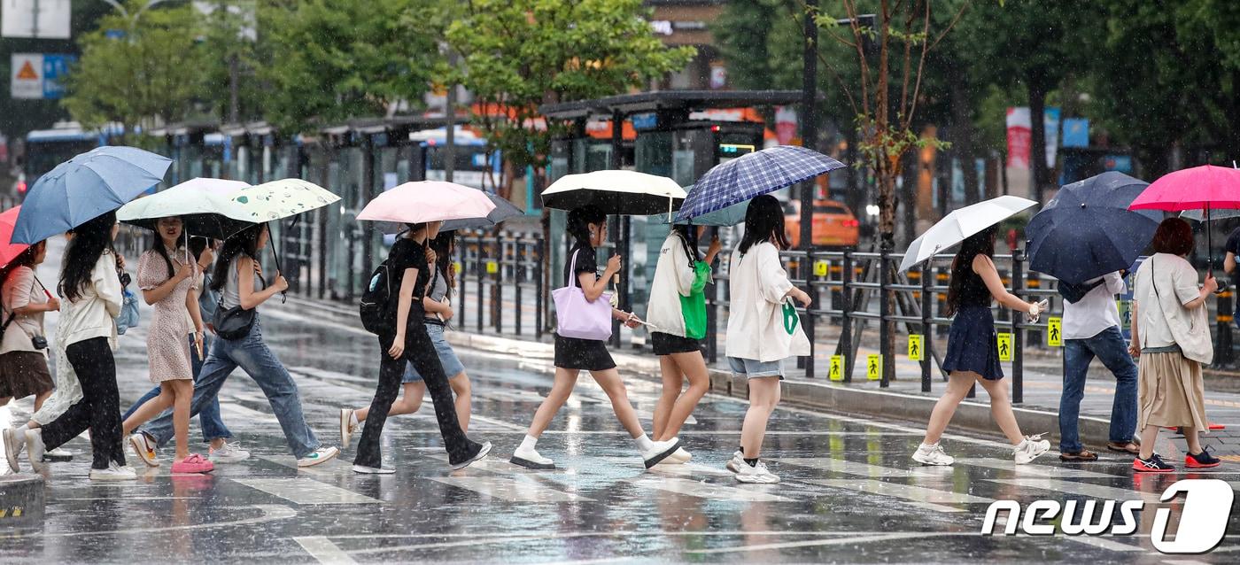 절기상 대서이자 전국 곳곳에 장맛비가 내린 23일 서울 광화문네거리에서 우산을 쓴 시민들이 발걸음을 옮기고 있다. 2023.7.23/뉴스1 ⓒ News1 김도우 기자