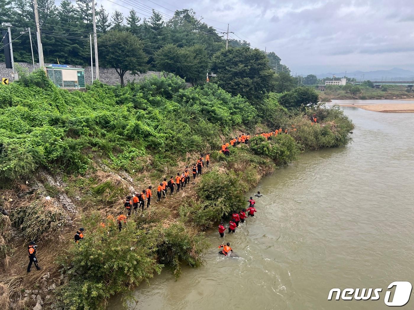 소방 등 구조당국이 23일 경북 예천군 내성천 보문교~고평교 구간에서 집중호우로 실종된 주민들을 구조하기 위한 수색작업을 진행하고 있다. &#40;경북소방본부 제공&#41; 2023.7.23/뉴스1 ⓒ News1 남승렬 기자