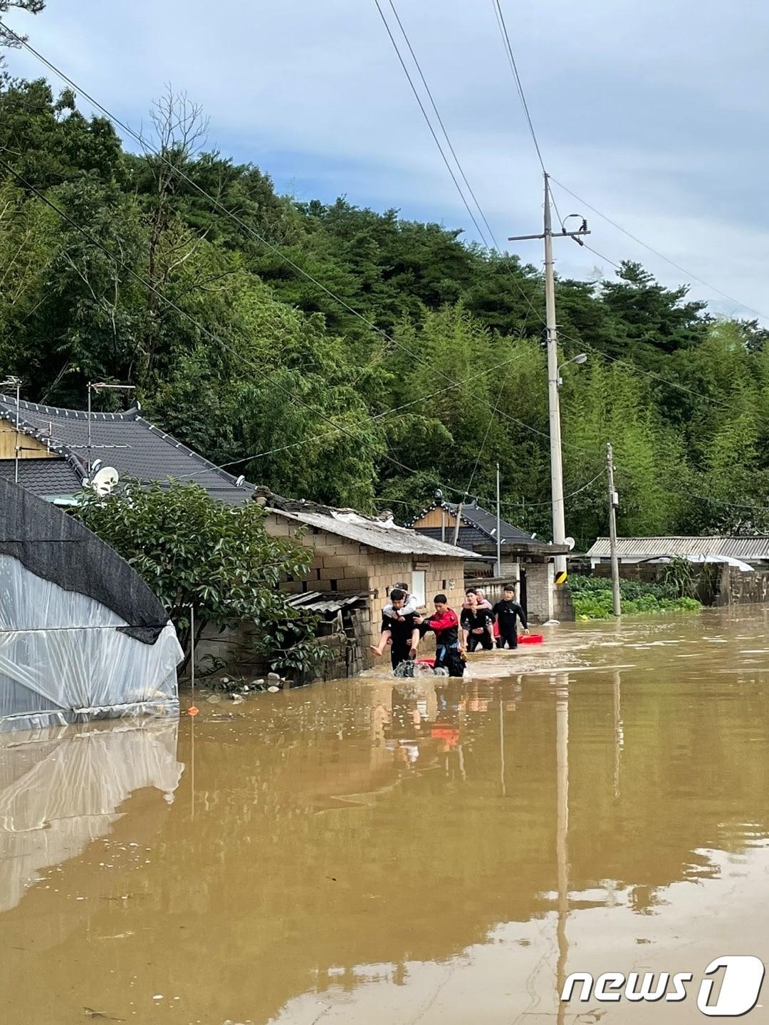 24일 오전 9시57분쯤 전남 영광군 군서면의 한 주택 인근이 침수돼 소방당국이 주민을 구조하고 있다.&#40;전남소방본부 제공&#41; 2023.7.24/뉴스1