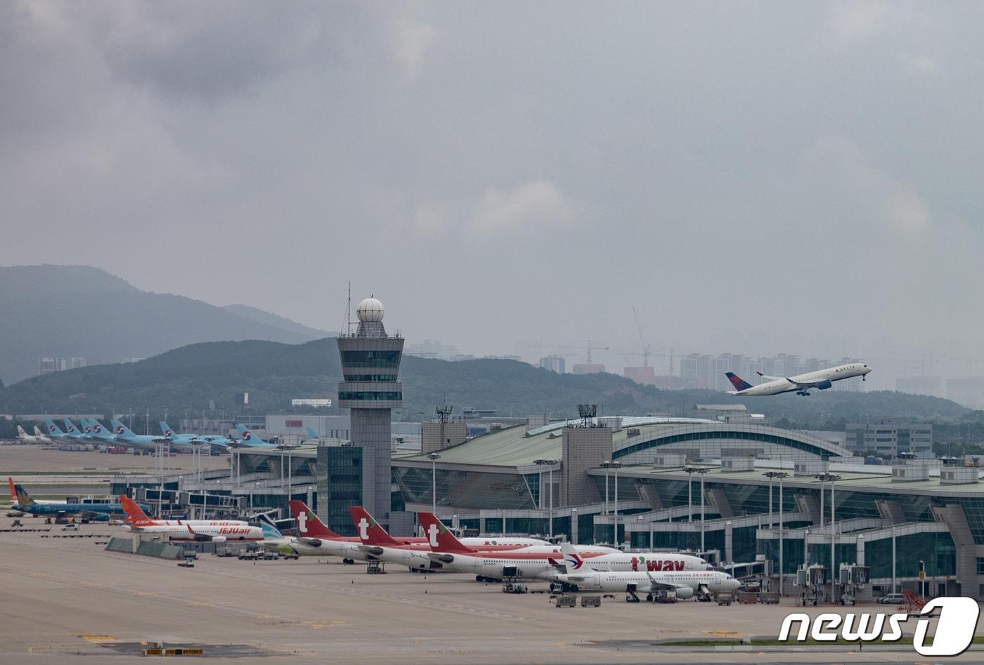 본격적인 여름 휴가철이 시작된 24일 인천국제공항 활주로에서 여객기가 이륙하고 있다. 국토교통부는 이달 25일부터 다음달 15일까지 ‘하계 휴가철 특별교통대책기간’으로 정하고, 관련 대책을 마련·시행한다고 밝혔다. 이 기간 동안 항공·KTX·해운·고속버스의 운영 횟수가 증가된다. 2023.7.24/뉴스1 ⓒ News1 이재명 기자