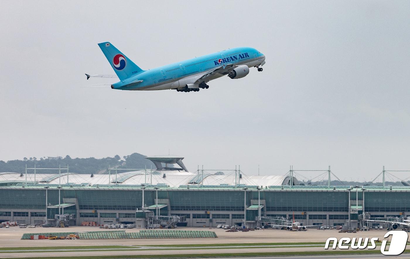 본격적인 여름 휴가철이 시작된 24일 인천국제공항 활주로에서 여객기가 이륙하고 있다. 2023.7.24/뉴스1 ⓒ News1 이재명 기자