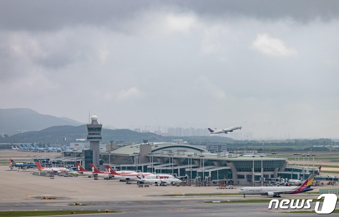 인천국제공항 활주로에서 여객기가 이륙하고 있다.2023.7.24/뉴스1 ⓒ News1 이재명 기자