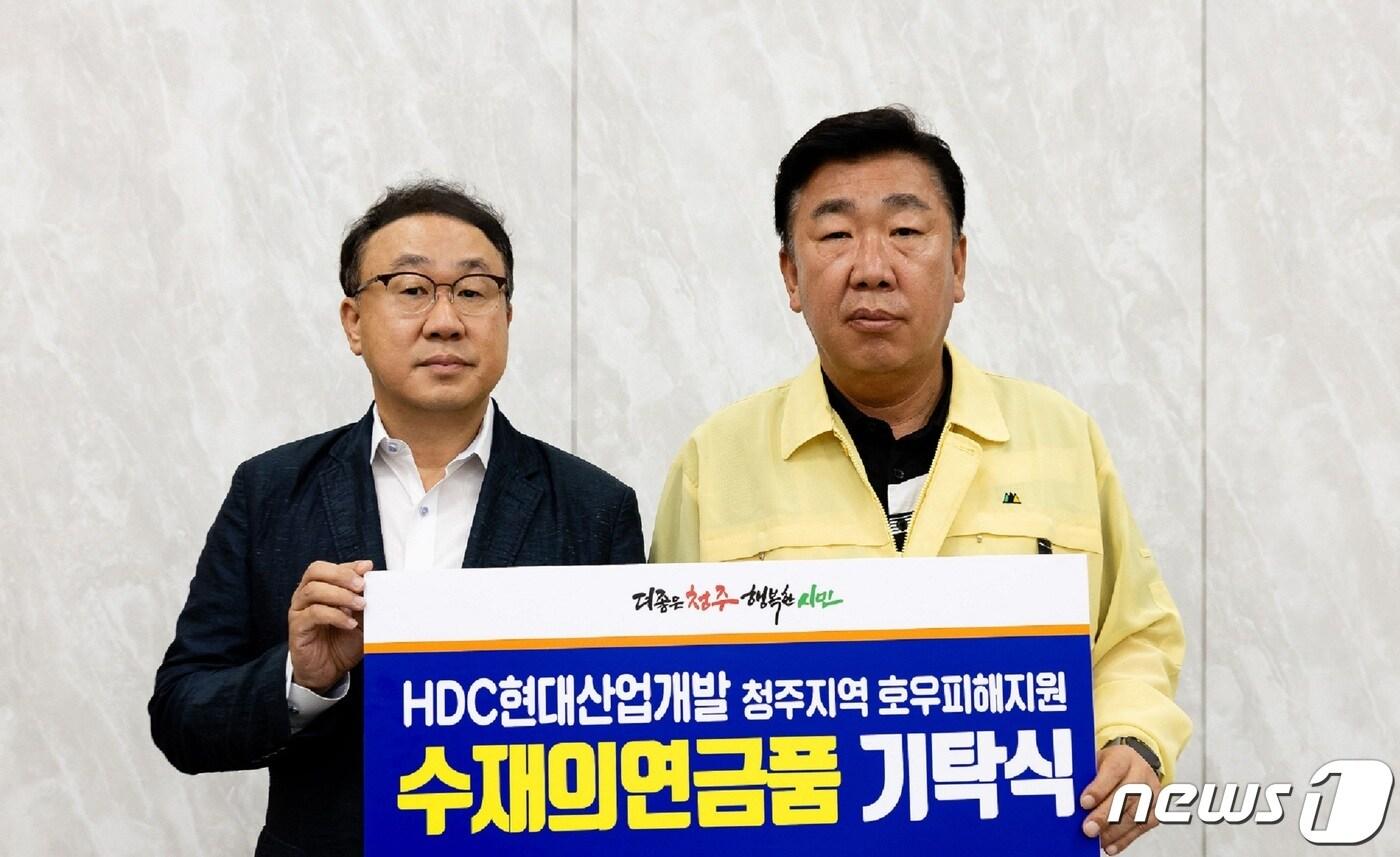 HDC현대산업개발은 24일 이범석 청주시장&#40;우측&#41;과 신왕섭 HDC현대산업개발 실장 등이 참석한 가운데 충북 청주시 수해 피해지역의 신속한 복구와 이재민 지원을 위한 수해복구 지원금을 청주시청에 전달했다고 밝혔다&#40;회사 제공&#41;.