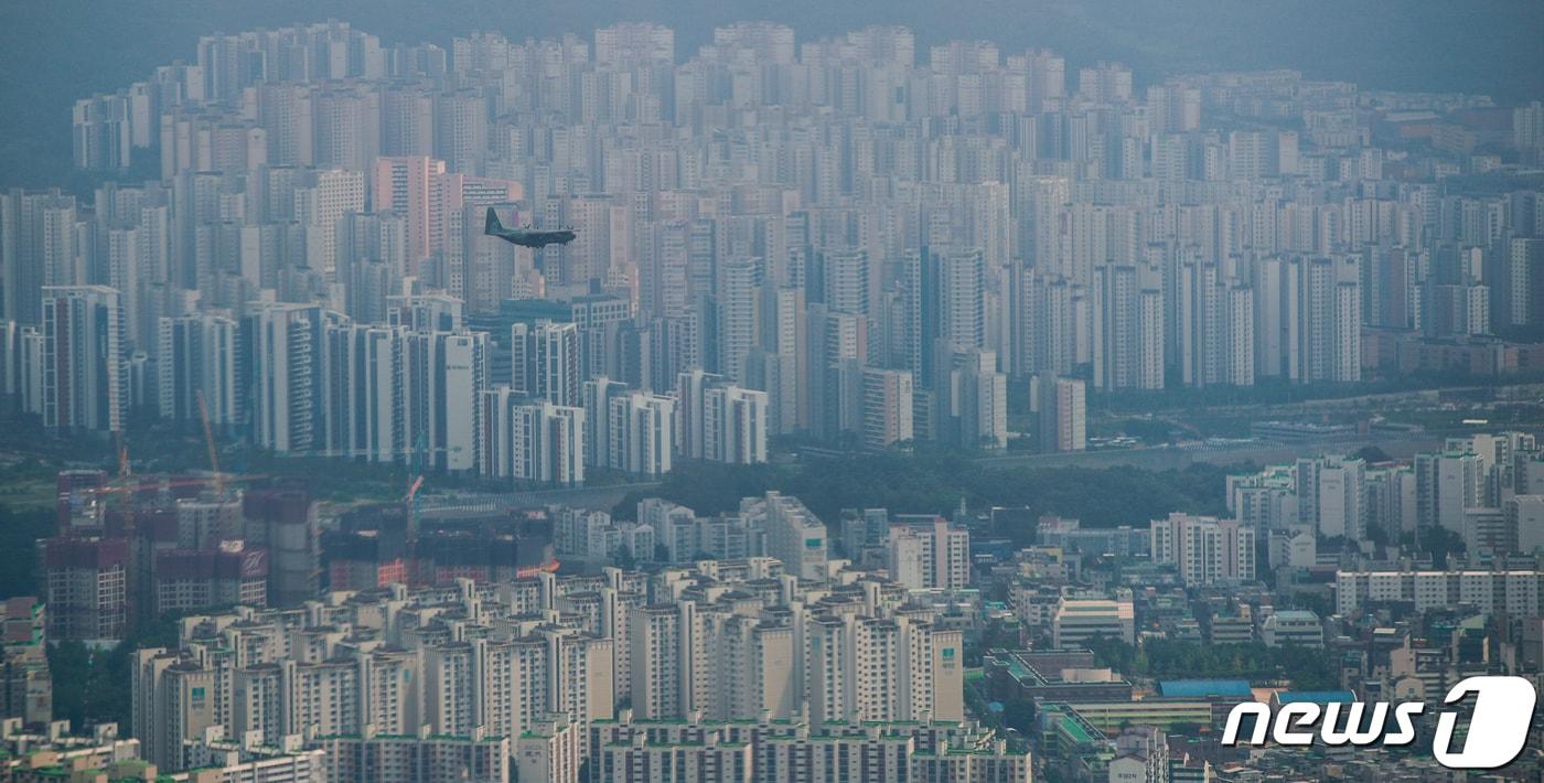 서울 송파구 롯데월드타워 서울스카이에서 본 시내 아파트 단지. 국토교통부는 지난달 25일부터 집값 띄우기 등 방지를 위해 공동주택&#40;아파트&#41; 실거래가 공개 시 등기정보를 함께 공개하기 시작했다. 2023.7.24/뉴스1 ⓒ News1 안은나 기자