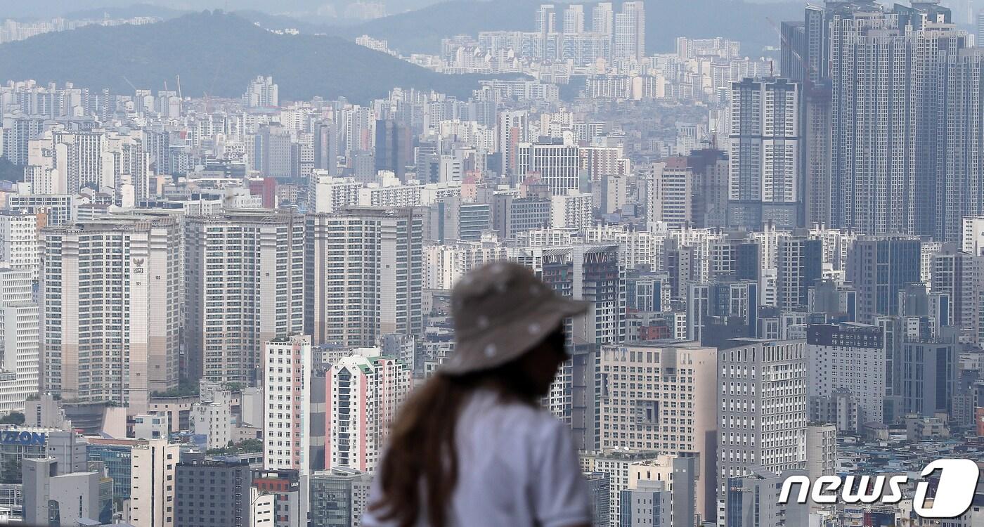 서울 중구 남산에서 도심 아파트 단지. 2023.7.25/뉴스1 ⓒ News1 김진환 기자