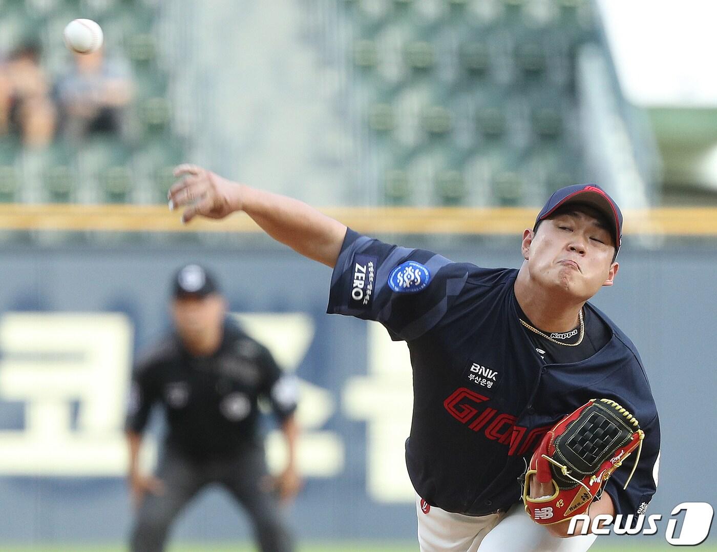 팀의 연패 탈출 임무를 안고 마운드에 오르는 롯데 나균안. /뉴스1 DB ⓒ News1 신웅수 기자