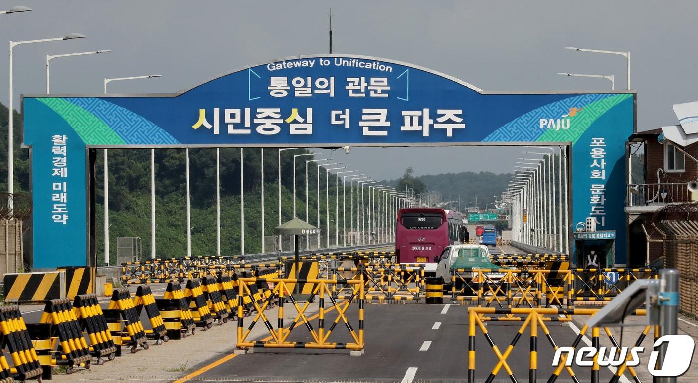 6.25전쟁 정전 70주년을 맞은 27일 오전 경기 파주시 통일대교로 차량이 통행하고 있다. 2023.7.27/뉴스1 ⓒ News1 장수영 기자