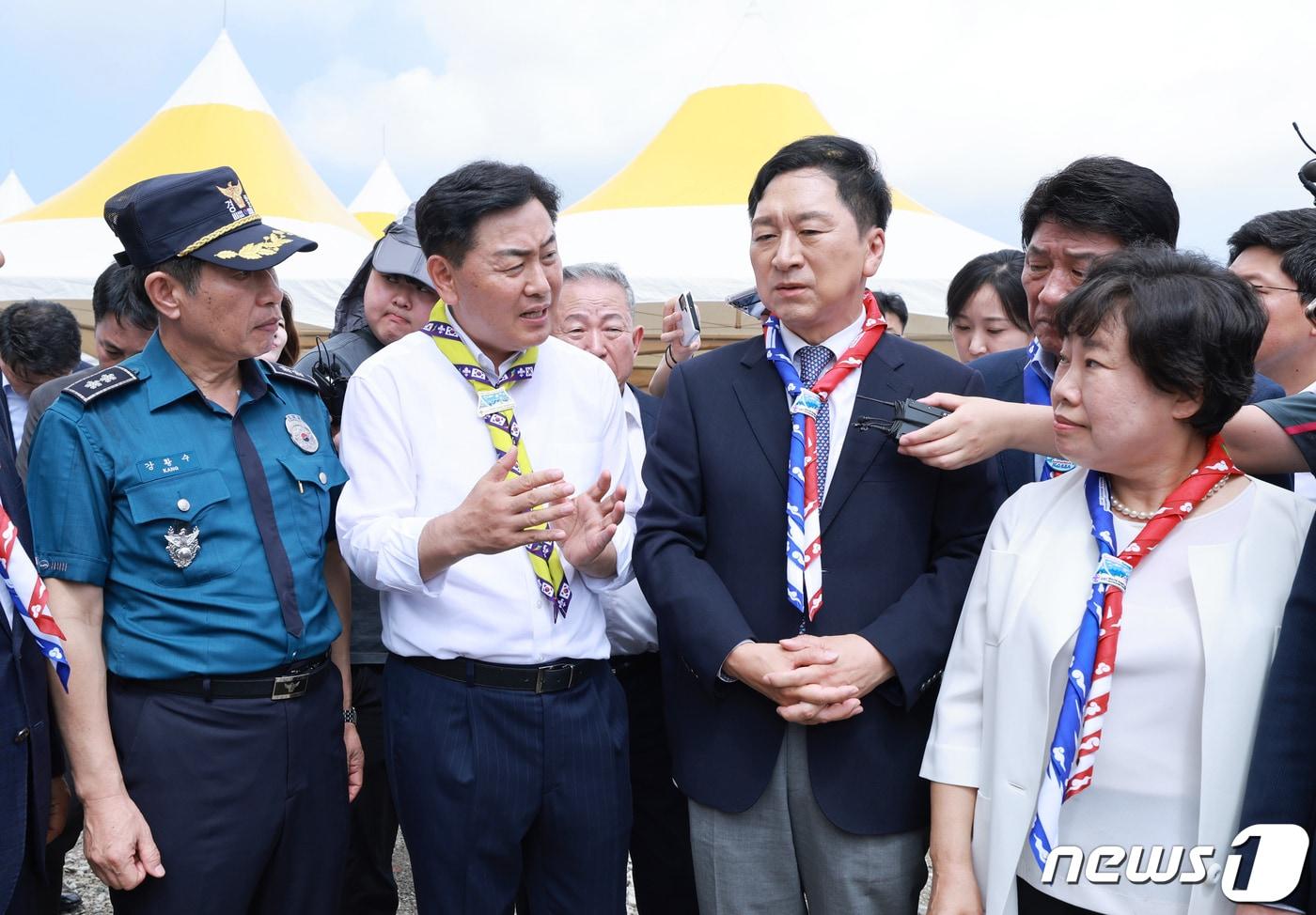 27일 김기현 국민의힘 당대표를 비롯한 지도부가 전북 부안 새만금 잼버리 부지 현장점검에 나선 가운데 김관영 전북지사가 시설 현환 등을 설명하고 있다.2023.7.27.&#40;전북도 제공&#41;/뉴스1 