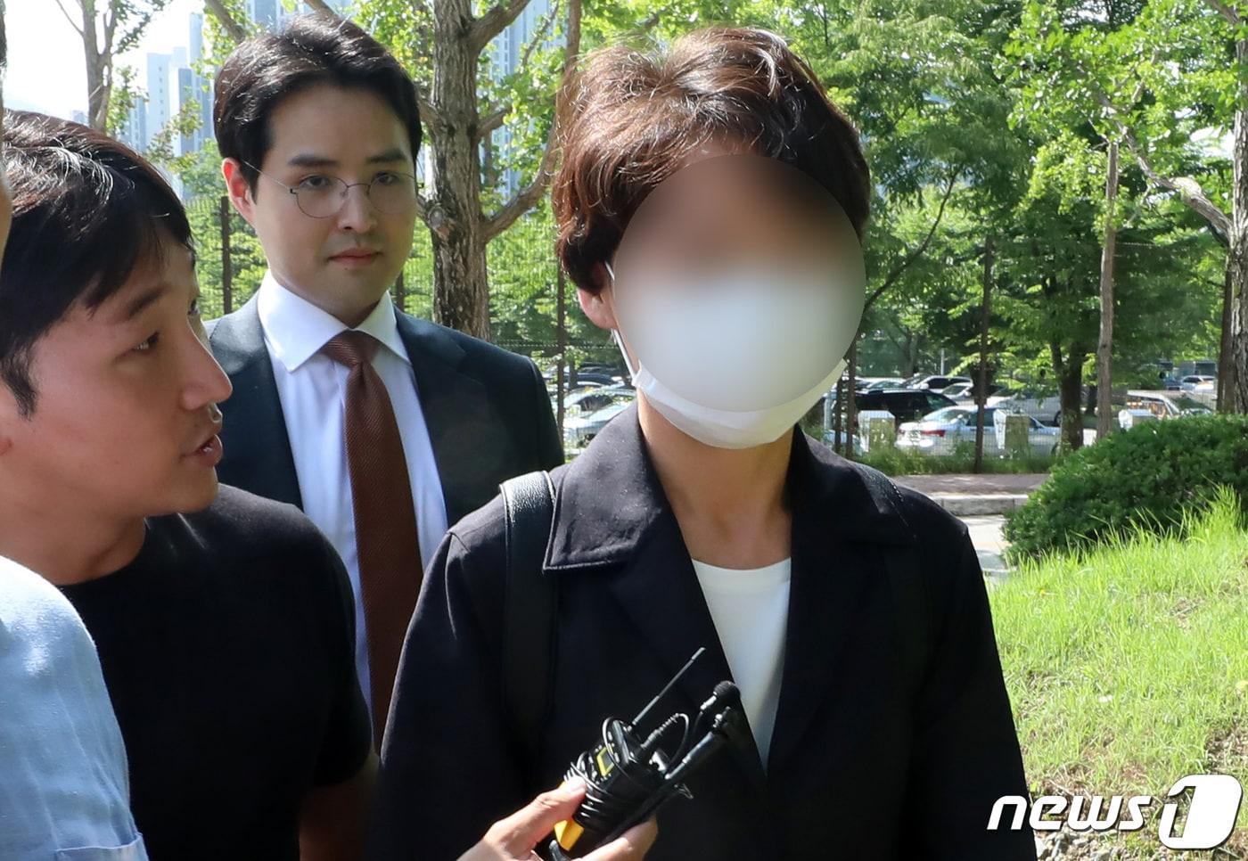 억대 뇌물 수수 혐의를 받는 현직 경찰 간부 김모 경무관이 피의자 조사를 받기 위해 28일 과천시 공수처로 들어서고 있다. 2023.7.28/뉴스1 ⓒ News1 김성진 기자