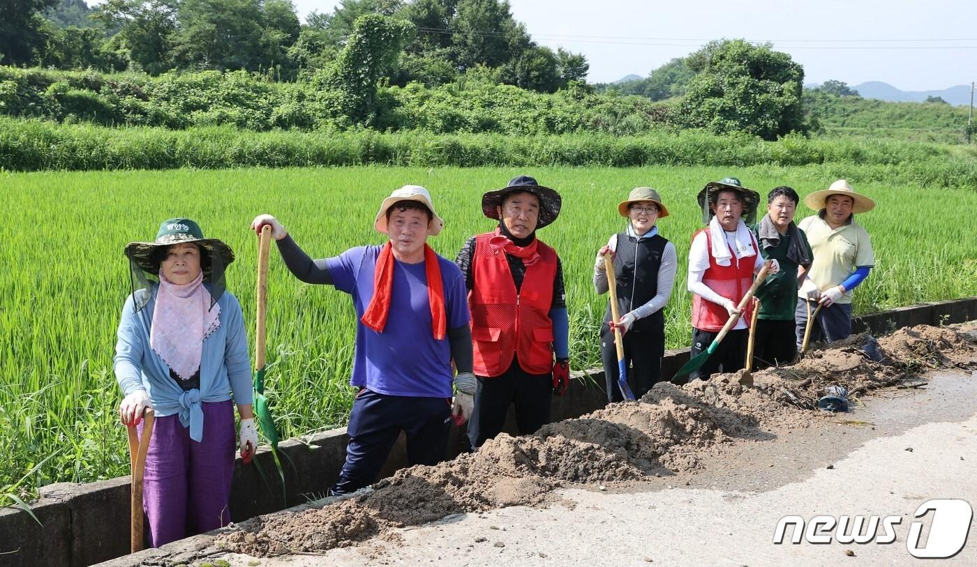 계룡시의회 의원들이 최근 폭우로 큰 피해를 입은 논산 가야곡면 포도농가에서 수해 복구에 구슬땀을 흘리고 있다. 왼쪽 세번째가 김범규 의장 &#40;계룡시의회 제공&#41; /뉴스1