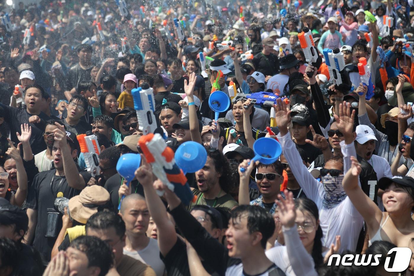 정남진 장흥물축제 거리퍼레이드 살수대첩에서 시민들과 외국인 관광객들이 물축제를 즐기고 있다. /뉴스1