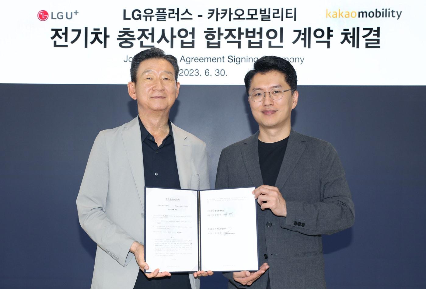 지난달 30일 경기도 판교에 위치한 카카오모빌리티 본사에서 황현식 LG유플러스 대표&#40;왼쪽&#41;와 류긍선 카카오모빌리티 대표가 계약 체결식을 진행하고 기념사진을 촬영하고 있는 모습. &#40;LG유플러스 제공&#41;