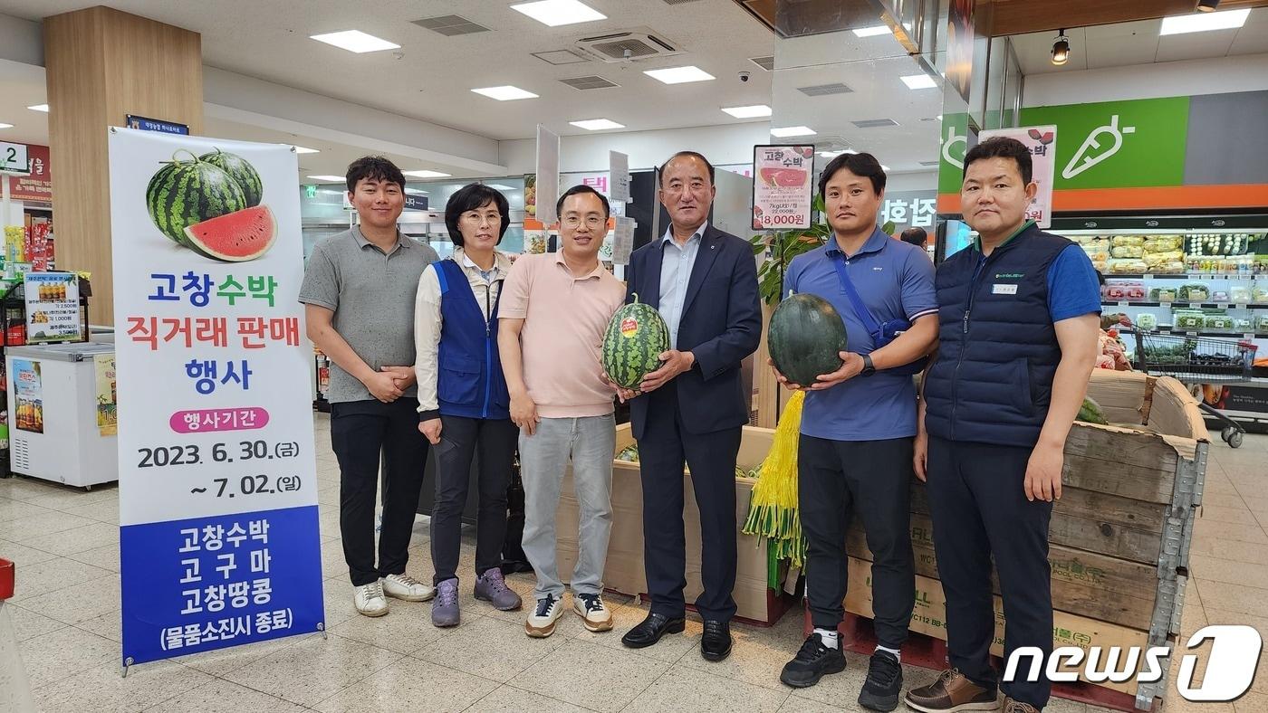 전북 고창군이 6월30일부터 7월2일까지 제주 서귀포 대정읍에 위치한 대정농협 하나로마트 판매장에서 고창 농특산품 판매행사를 개최했다.&#40;고창군 제공&#41;2023.7.3/뉴스1