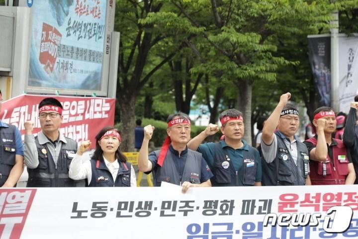 민주노총 울산본부 조합원들이 3일 울산시청 남문 앞에서 기자회견을 열고 총파업 투쟁을 선언하고 있다. 2023.7.3/뉴스1 ⓒ News1 김지혜 기자