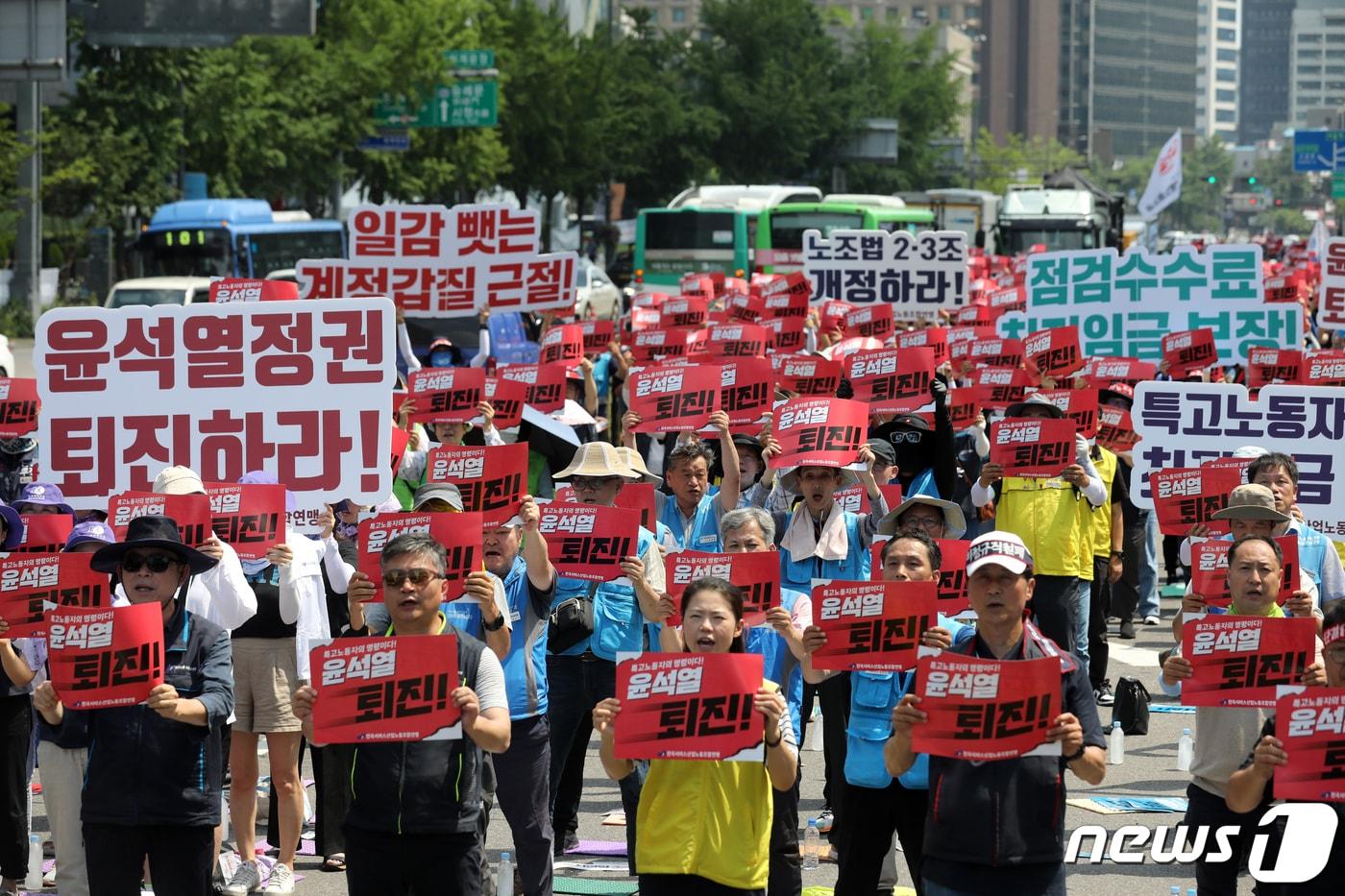 민주노총 서비스연맹 특수고용노동자들이 3일 오후 서울 세종대로 동화면세점 앞에서 특수고용노동자 임금인상, 노조법 2,3조 개정, 윤석열 정권 퇴진 등을 촉구하며 특수고용노동자 파업대회를 하고 있다. 이날부터 2주간 40여만 명이 참여해 총파업에 돌입하는 민주노총은 노조탄압 중단 및 노조법 2·3조 개정, 일본 핵오염수 해양 투기 중단, 최저임금 인상, 민영화 및 공공요금 인상 철회, 공공의료 및 돌봄 확충, 중대재해 처벌 강화, 언론자유 및 집시 자유 보장 등을 촉구했다. 2023.7.3/뉴스1 ⓒ News1 이승배 기자