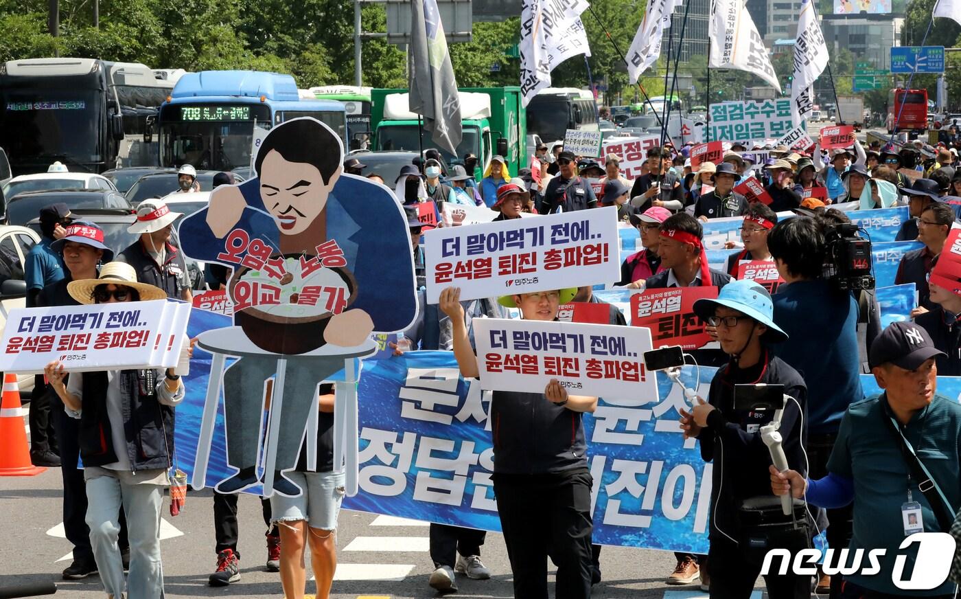 민주노총 서비스연대 특수고용노동자들이 3일 오후 서울 중구 세종대로에서 열린 총파업 대회 중 행진을 하고 있다. 민주노총은 이날부터 2주간 40여만 명이 참여하는 총파업에 돌입했다.  2023.7.3/뉴스1 ⓒ News1 장수영 기자