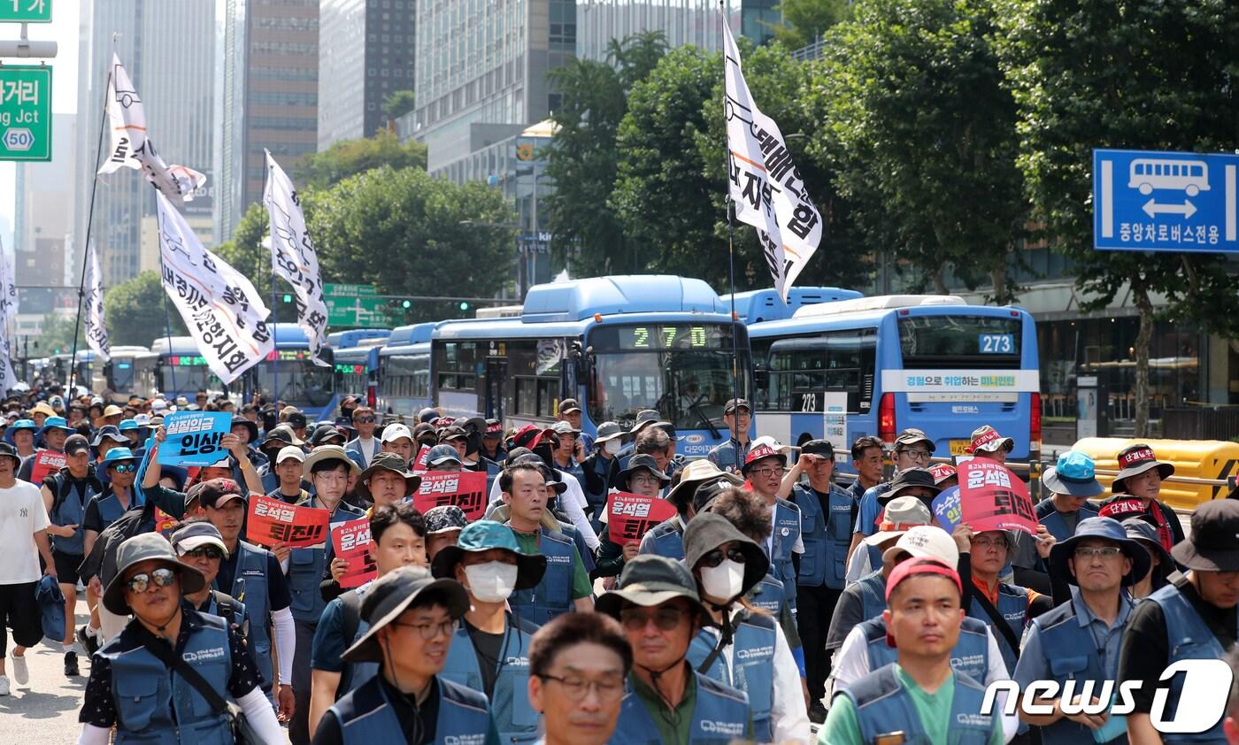 민주노총 서비스연맹 특수고용노동자들이 3일 오후 서울 세종대로 동화면세점 앞에서 특수고용노동자 임금인상, 노조법 2,3조 개정, 윤석열 정권 퇴진 등을 촉구하며 행진하고 있다. . 2023.7.3/뉴스1 ⓒ News1 이승배 기자