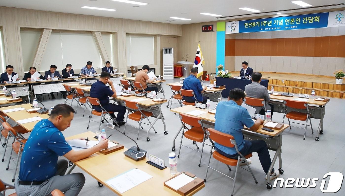 3일 이상철 곡성군수가  군청 대통마루에서 민선 8기 1주년을 맞아 언론인 간담회를 진행하고 지난 1년 동안의 주요 성과와 앞으로 군정 운영 방향을 제시했다.&#40;곡성군 제공&#41;2023.7.3/ 