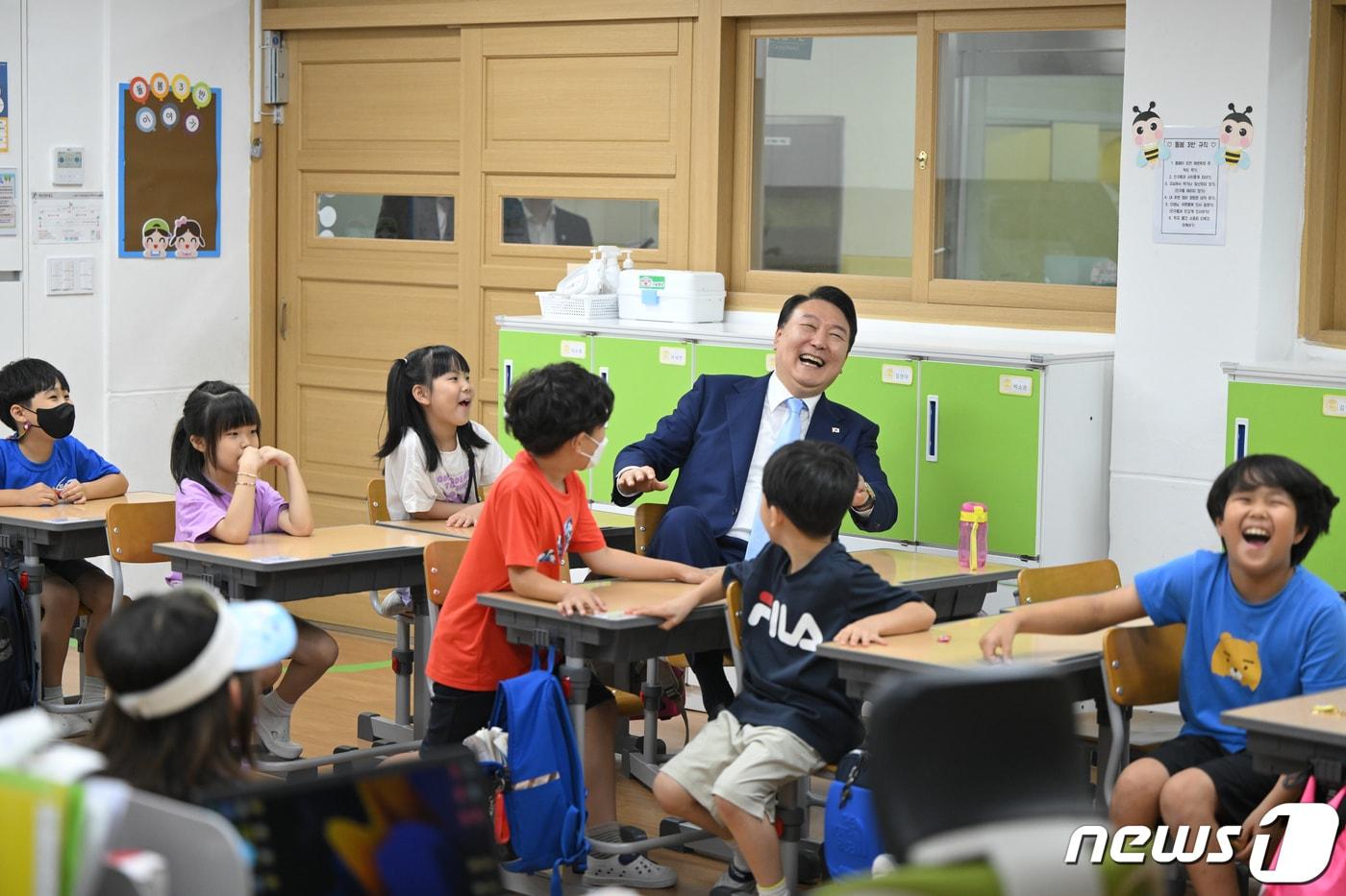 윤석열 대통령이 지난해 7월3일 늘봄학교 시범학교인 경기 수원초등학교를 찾아 수업을 참관하고 있다. &#40;대통령실 제공&#41; 2023.7.3/뉴스1 ⓒ News1 안은나 기자