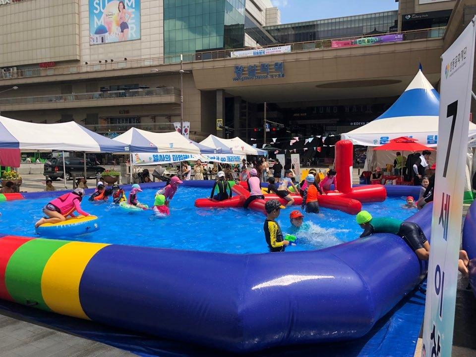 서울 성동구 왕십리 광장에서 어린이 물놀이 축제 &#39;성동왕국&#39;이 진행되는 모습. &#40;성동구 제공&#41;