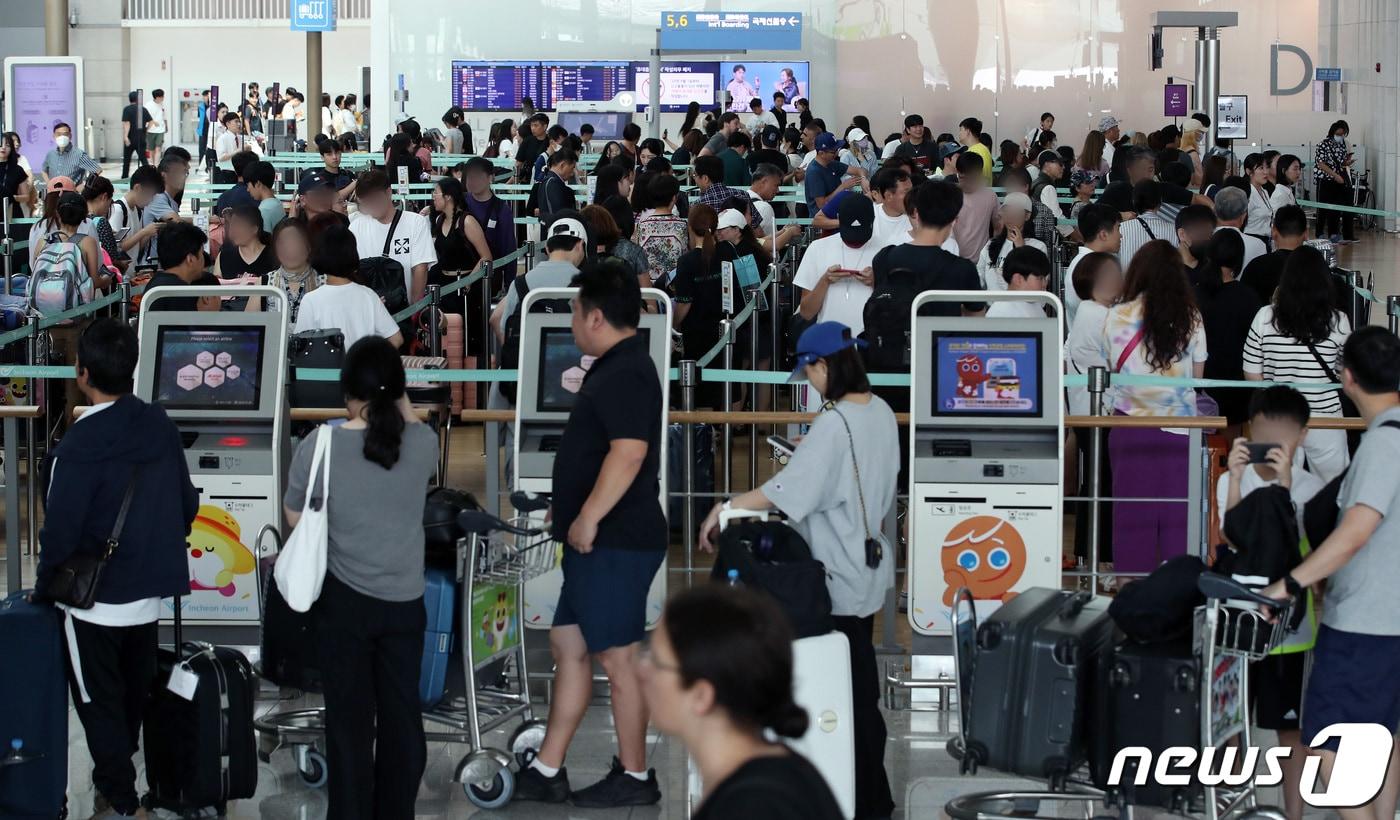 여름 휴가철을 맞은 30일 오전 인천국제공항 출국장에서 해외로 떠나는 이용객들이 탑승수속을 밟고 있다. 2023.7.30/뉴스1 ⓒ News1 이동해 기자