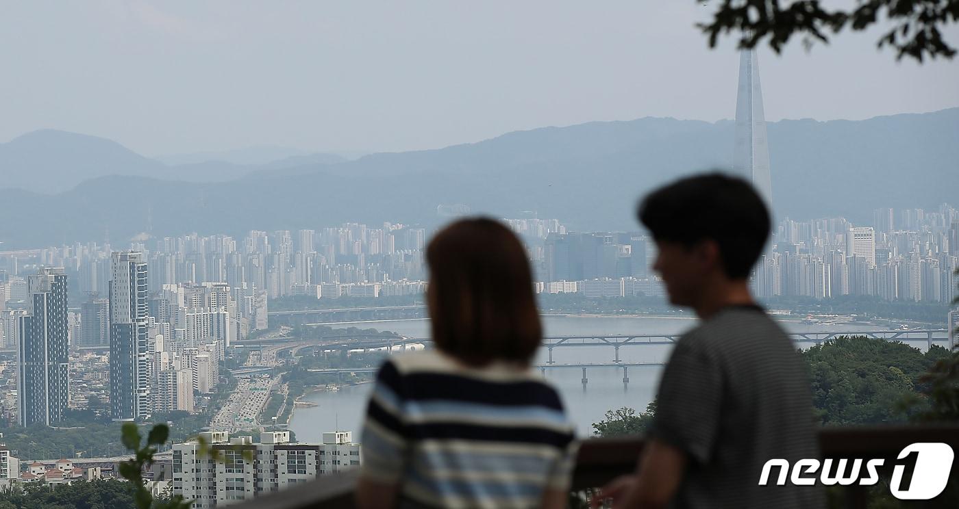서울시 용산구 남산N타워를 찾은 시민 등이 도심 아파트단지를 바라보고 있다.2023.7.30/뉴스1 ⓒ News1 박정호 기자