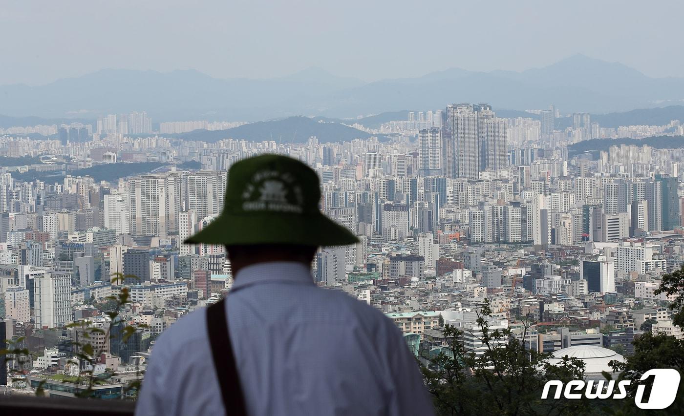 서울시 용산구 남산N타워를 찾은 시민 등이 도심 아파트단지를 바라보고 있다. 2023.7.30/뉴스1 ⓒ News1 박정호 기자