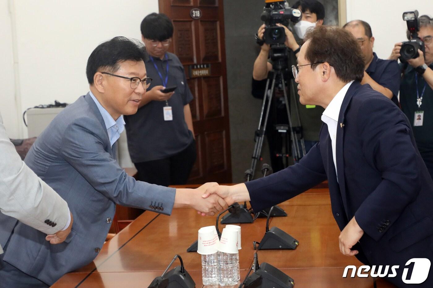 이양수 국민의힘 원내수석부대표&#40;왼쪽&#41;와 송기헌 더불어민주당 원내수석부대표가 31일 오전 서울 여의도 국회에서 열린 &#39;수해복구와 피해지원을 위한 태스크포스&#40;TF&#41; 2차회의&#39;에서 악수를 나누고 있다. 2023.7.31/뉴스1 ⓒ News1 황기선 기자