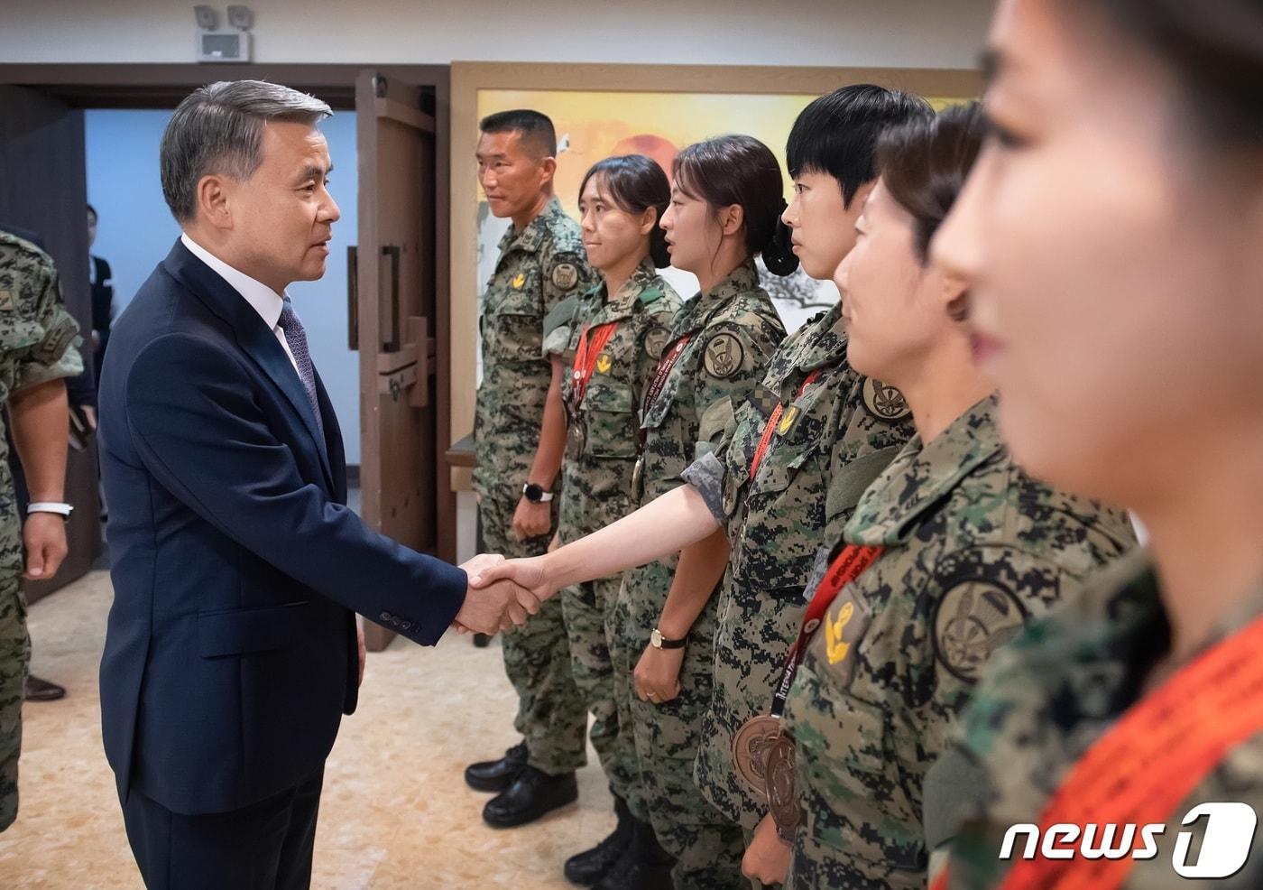 이종섭 국방부 장관이 31일 서울 용산구 국방컨벤션에서 &#39;2023 국제군인체육연맹&#40;CISM&#41; 고공강하대회&#39; 종합우승을 차지한 우리 육군특수전사령부 소속 여군 대표팀을 만나 격려하고 있다.&#40;국방부 제공&#41; 2023.7.31/뉴스1