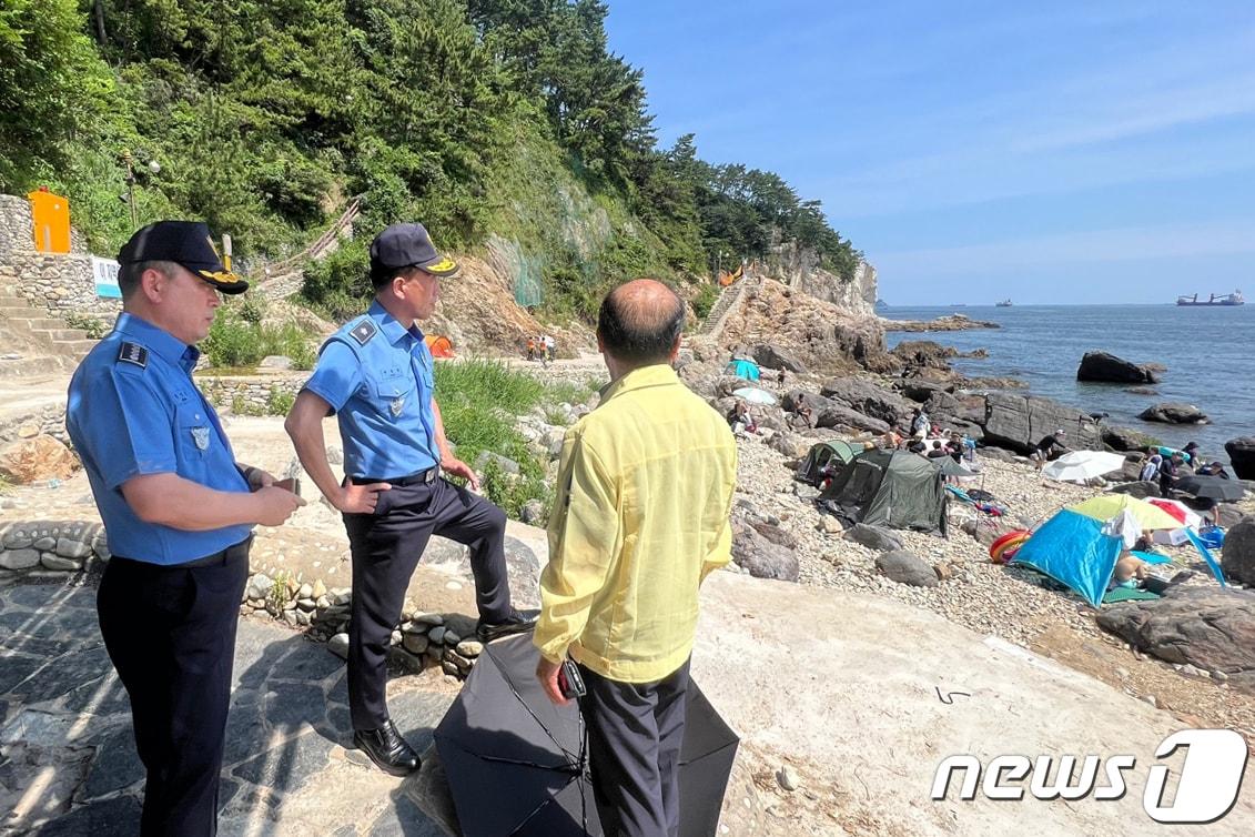 채광청 남해지방해양경찰청장이 영도구 하늘전망대 자갈마당 사고현장을 방문해 안전관리 실태를 점검하고 있다. &#40;남해해경청 제공&#41;