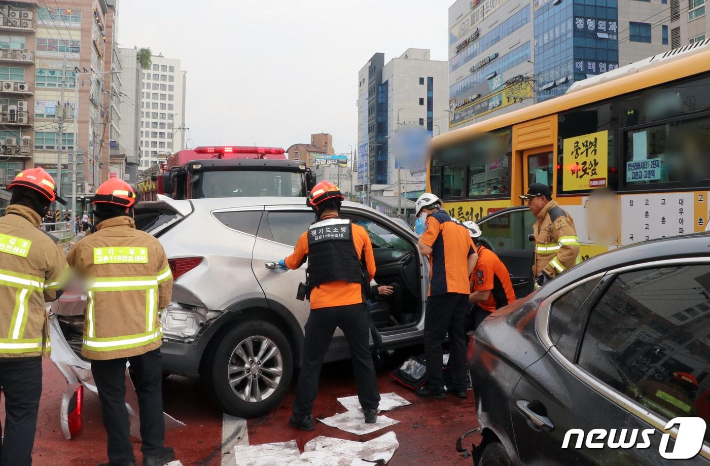 31일 오후 3시 50분쯤 김포시 고촌역인근 도로에서 싼타페 중앙분리대를 넘어  승용차 등 5대를 잇따라 충돌했다. 소방대원이 구조활동을 벌이고 있다. &#40;독자제공&#41;2023.7.31/뉴스1 ⓒ News1 정진욱 기자