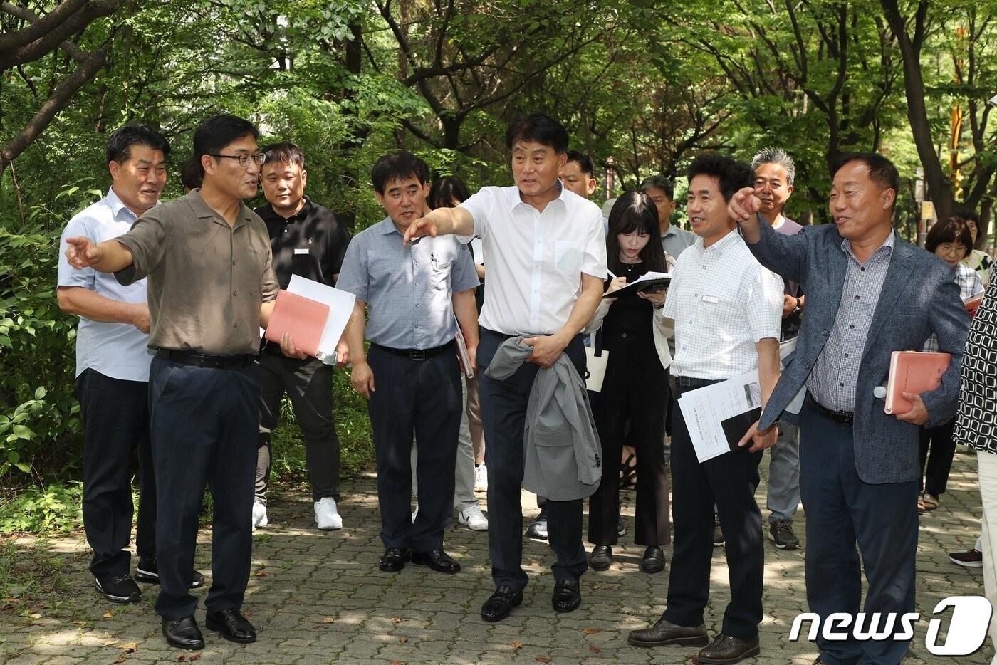 하은호 군포시장&#40;사진 중앙&#41;이 3일 산본2동 &#39;찾아가는 이동시장실&#39;을 열고 관계 공무원 및 주민들과 동 현안을 논의하고 있다.&#40;군포시 제공&#41;