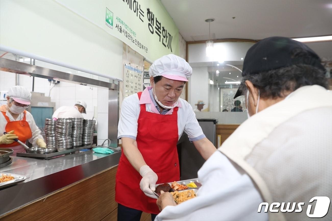 박준희 관악구청장이 서울 관악구 관악노인종합복지관에서 어르신 급식봉사를 하고 있다. &#40;관악구청 제공&#41; 2023.7.4/뉴스1