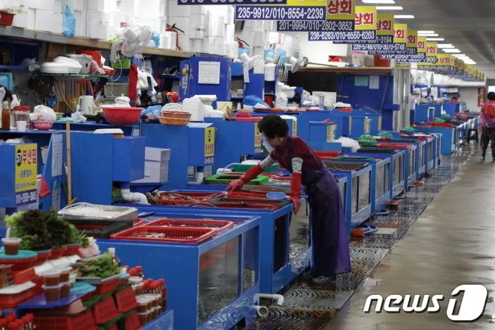 4일 울산 동구 방어진 회센터는 후쿠시마 오염수 방류 문제로 손님이 발길이 끊겨 한적하다.2023.7.4/뉴스1 ⓒ News1 김지혜 기자