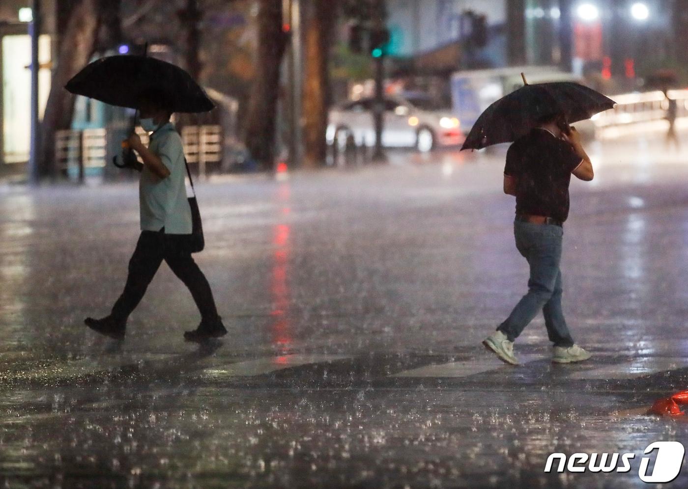 서울 지역에 호우주의보가 내려진 4일 서울 시내 한거리에서 우산을 쓴 시민들이 길을 지나고 있다. 2023.7.4/뉴스1 ⓒ News1 김도우 기자