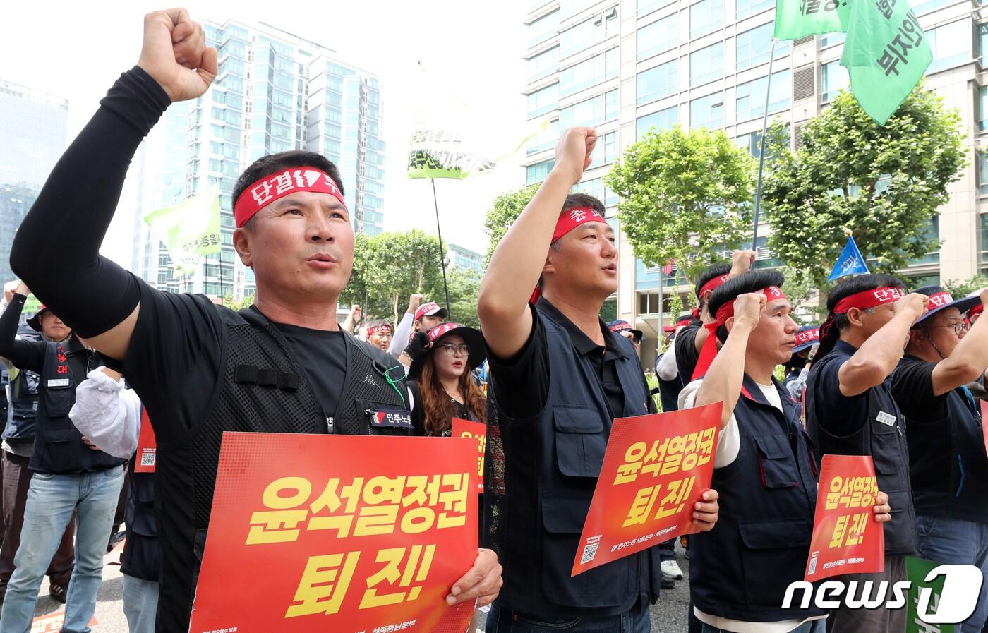 양경수 위원장 등 민주노총 조합원들이 5일 경찰청 앞에서 승리 결의대회를 열고 구호를 외치고 있다. 2023.7.5/뉴스1 ⓒ News1 김성진 기자