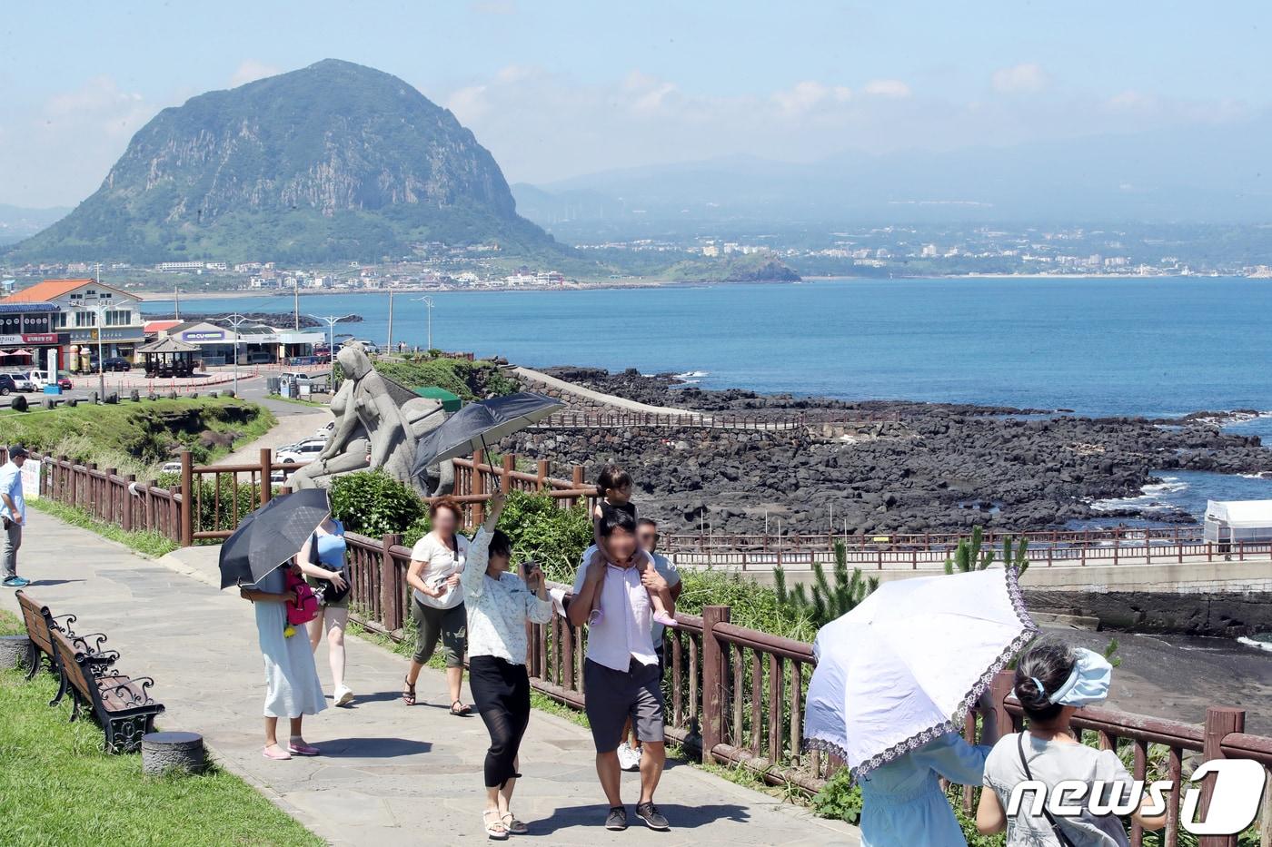  제주 서귀포시 대정읍 송악산에서 관광객들이 맑은 날씨를 즐기고 있다. 2023.7.5/뉴스1 ⓒ News1 오현지 기자