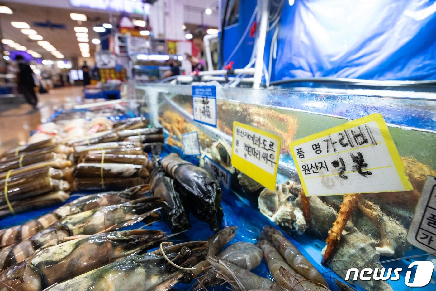 일본 정부의 후쿠시마 오염수 방류가 임박한 가운데 5일 서울 동작구 노량진수산시장에 일본산 수산물 원산지 표시가 붙어 있다. 국제원자력기구&#40;IAEA&#41;는 지난 4일 일본 후쿠시마 제1원전 오염수 해양 방류 계획이 국제 기준에 부합한다며 &#39;방류로 인한 방사선이 사람과 환경에 미치는 영향도 무시할 정도&#39;라는 내용이 담긴 최종 보고서를 일본 측에 전달했다. 2023.7.5/뉴스1 ⓒ News1 유승관 기자