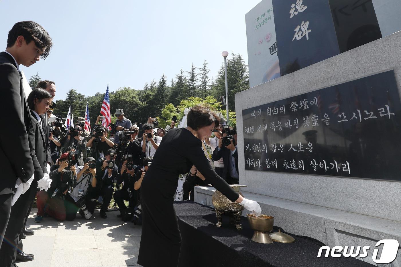 5일 오후 경북 칠곡군 다부동전적기념관에서 열린 고&#40;故&#41; 백선엽 장군 3주기 추모식에서 백 장군 맏딸 백남희씨가 유족대표로 구국용사충혼비에 분향하고 있다. 2023.7.5/뉴스1 ⓒ News1 공정식 기자