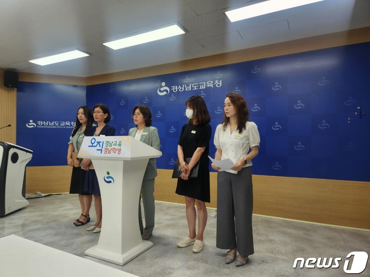 경남도교육청이 6일 일본 원전 오염수 방류에 대응해 학교 급식 안전 강화 대책을 발표하고 있다./뉴스1 박종완 기자