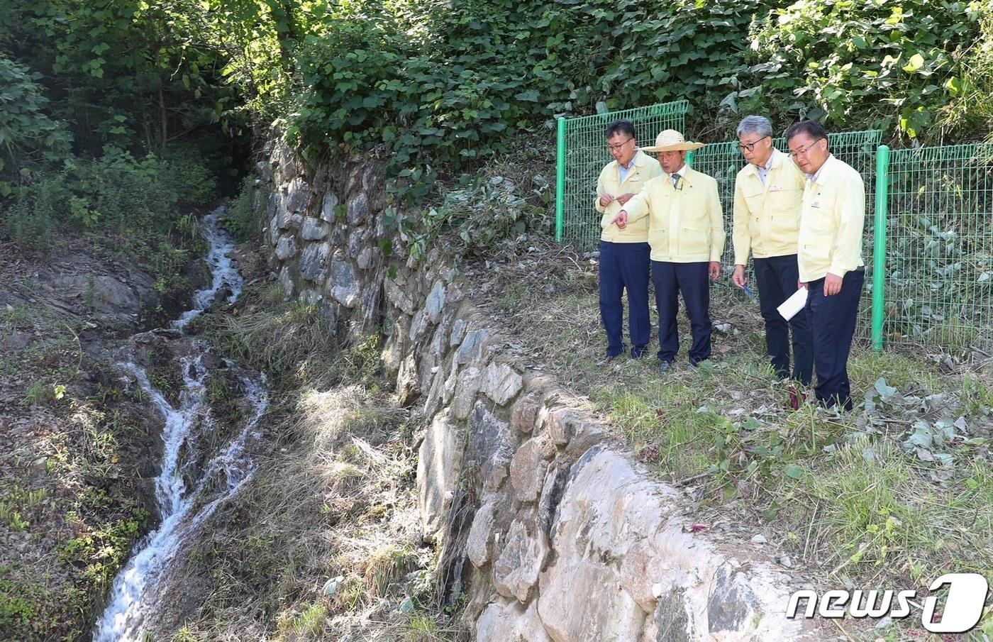 지난 5일 정인화 광양시장&#40;왼쪽 두번째&#41;이 현장소통의 날을 맞아  산사태위험지역에 대한 사전 점검을 하고있다&#40;광양시 제공&#41;2023.7.6/