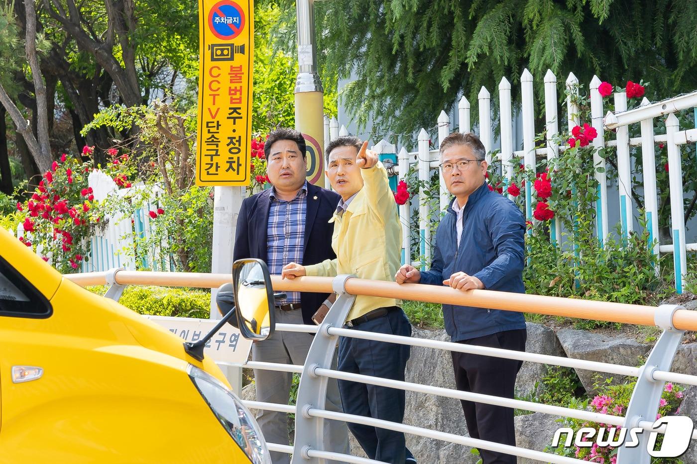 오태원 부산 북구청장이 화명초 앞 어린이보호구역 현장점검을 하고 있다&#40;북구청 제공&#41;