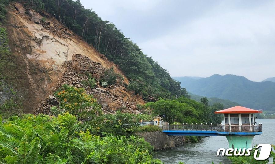 7일 전북 정읍시 쌍암동 내장산 내장저수지 인근에 산사태가 발생해 도로 위로 토사가 흘러내리며 비탈면이 깎여 있다. 2023.7.7/뉴스1 ⓒ News1 박제철 기자