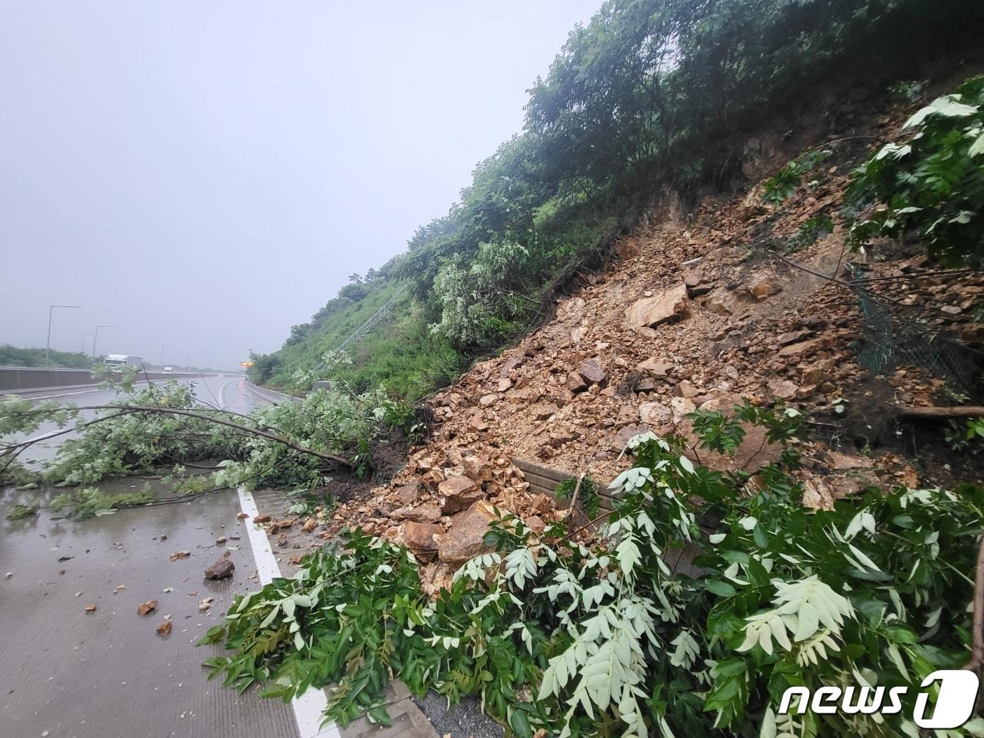 7일 오후 6시24분쯤 경북 상주시 낙동면 상주~영천고속도로 영천 방향 4.8km 지점에서 토사가 흘려내려 차량 통행이 통제됐다.&#40;경북소방본부 제공&#41;