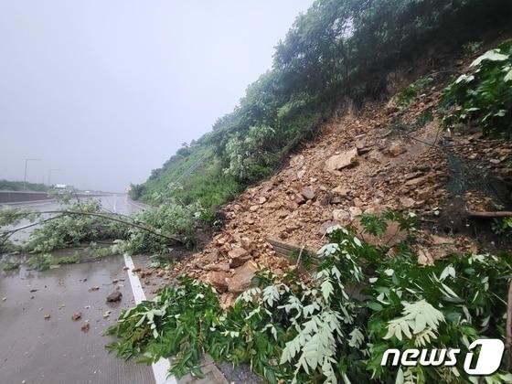 7일 오후 6시24분쯤 경북 상주시 낙동면 상주~영천고속도로 영천 방향 4.8km 지점에서 토사가 흘려내려 차량 통행이 통제됐다.&#40;경북소방본부 제공&#41;